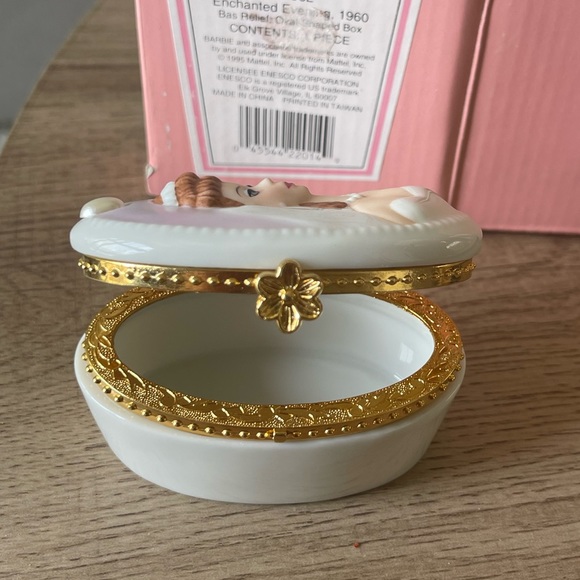 Vintage Barbie Oval Jewelry Box - From Barbie with Love - Wedding Day - Picture 3 of 3
